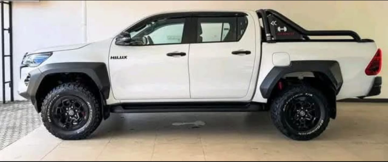 2024 Toyota Hilux 4.0L - Image 8