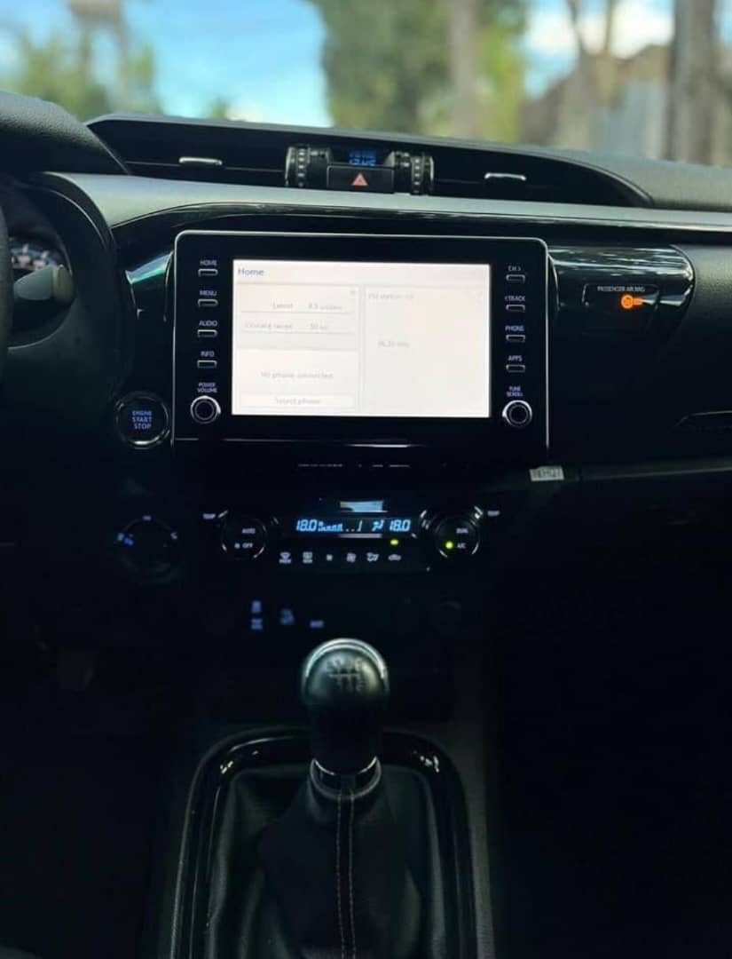 2022 Toyota Hilux 4x4 diesel engine full option - Image 3