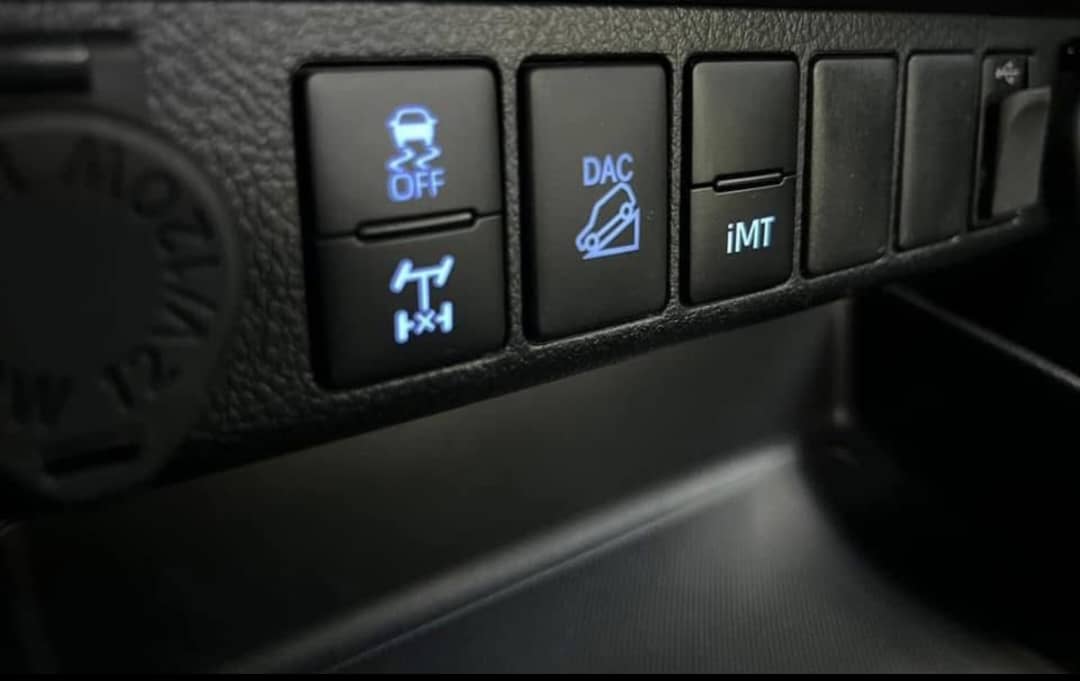 2022 Toyota Hilux 4x4 diesel engine full option - Image 8