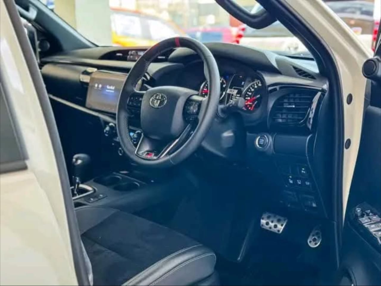 2024 Toyota Hilux 4.0L - Image 9