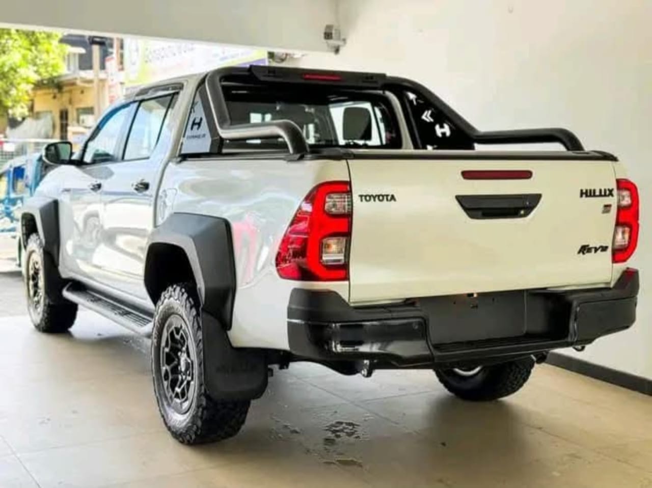2024 Toyota Hilux 4.0L - Image 10